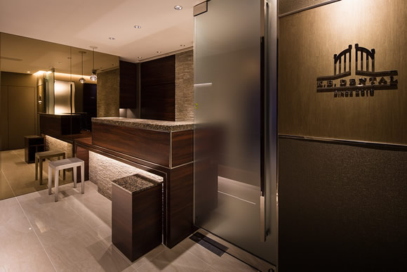 Warm wood-lined reception at Kannai Bashamichi Dental Office